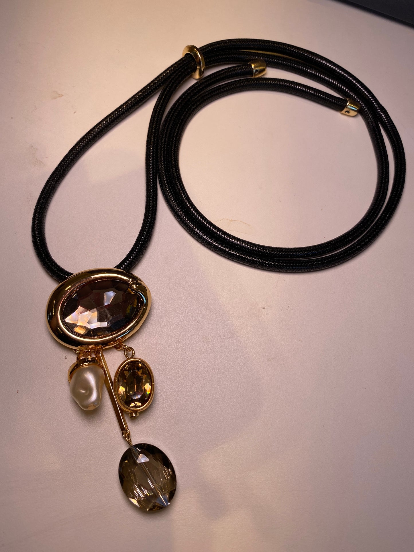COLAR GRAVATA COM REGULAGEM EM COURINHO PRETO E PINGENTES DOURADO